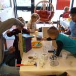 Väter-Kinder der Hl.Kreuz Kita bauen fachgerechte Nistkästen