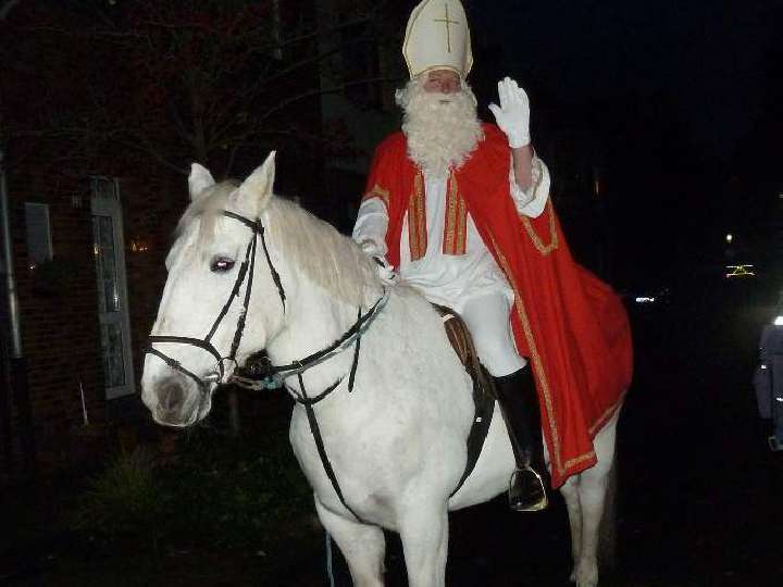 St. Martin besucht die Hl. Kreuz Kita