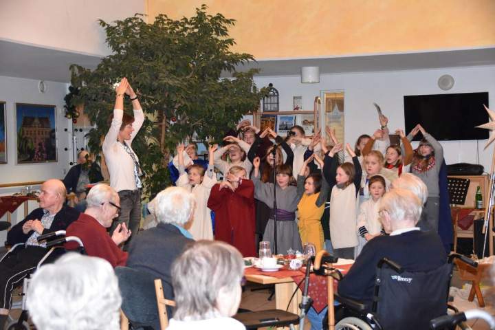 Kinder-u-Jugendchor-Herz-Jesu-versetzte-die-Bewohner-in-die-Zeit-Jesu-Geburt