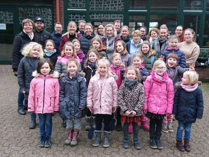 Kinderchor-Herz-Jesu-gleitet-gekonnt-mit-Schlittschuhen-auf-Eis