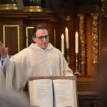 Herz-Jesu-Kirchenchor erhält Primiz-Segen und ehrt Chorleiterin Monika Hebing