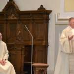 Herz-Jesu-Kirchenchor erhält Primiz-Segen und ehrt Chorleiterin Monika Hebing