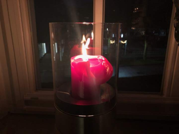 Adventskalender - Die brennende Kerze im Fenster