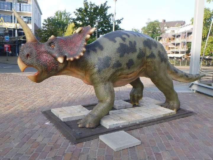 Wir-besuchen-die-Dinosaurier-in-der-Bocholter-Innenstadt