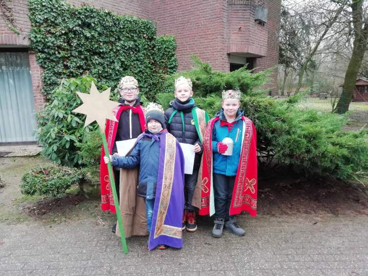 Sternsinger in und vor den  Gottesdiensten präsent