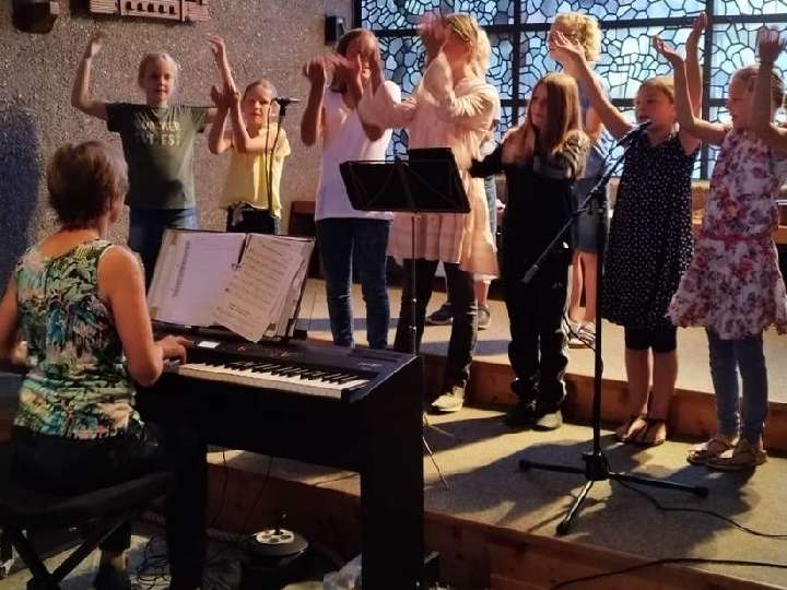 Kinder- und Jugendchor Herz-Jesu singt und musiziert begeisternd und mitreißend