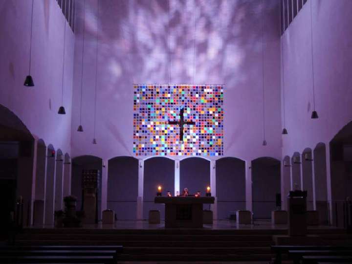 Lichtinstallation in der Heilig Kreuz-Kirche