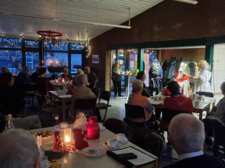 Stimmungsvolle-Adventsfeier-mit-ueberraschungsgast-beim-Herz-Jesu-Chor