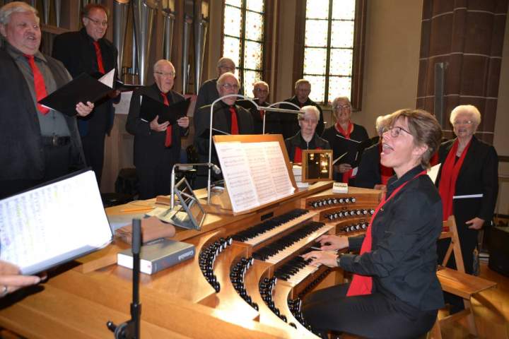 Herz-Jesu-Chor-gestaltet-Erntedankfeier-in-St-Gudula-Rhede-musikalisch-mit
