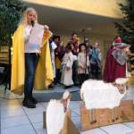 Krippenspiel mit dem Kinderchor Herz-Jesu: Ein Esel erlebt die Geburt des Herrn