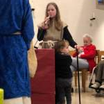 Krippenspiel mit dem Kinderchor Herz-Jesu: Ein Esel erlebt die Geburt des Herrn