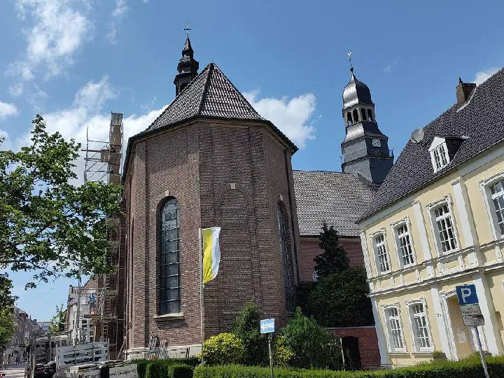 Gerüstaufbau an der Liebfrauenkirche - Sanierung des Dachreiters der Kapelle
