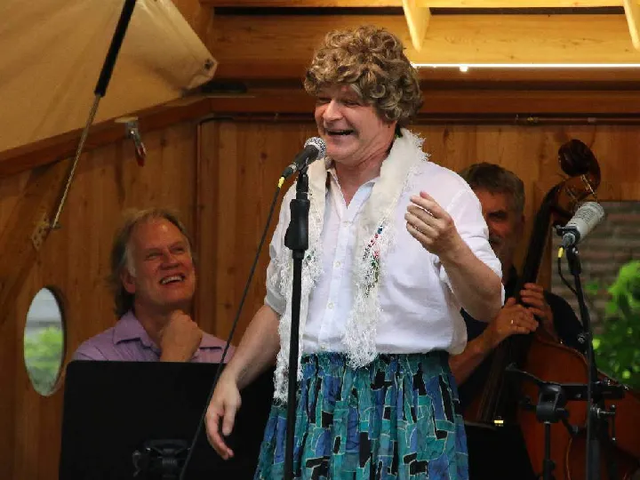 Kultur unter freiem Himmel: Humor, Jazz und Picknickfreude auf der Bonsai-Bühne