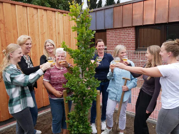 Baumpflanz-Challenge - Kita St. Paul hat eine Säulenbuche gepflanzt