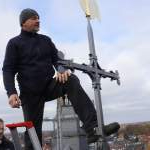 Der Hahn ist wieder auf dem Dach