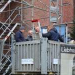 Der Hahn ist wieder auf dem Dach