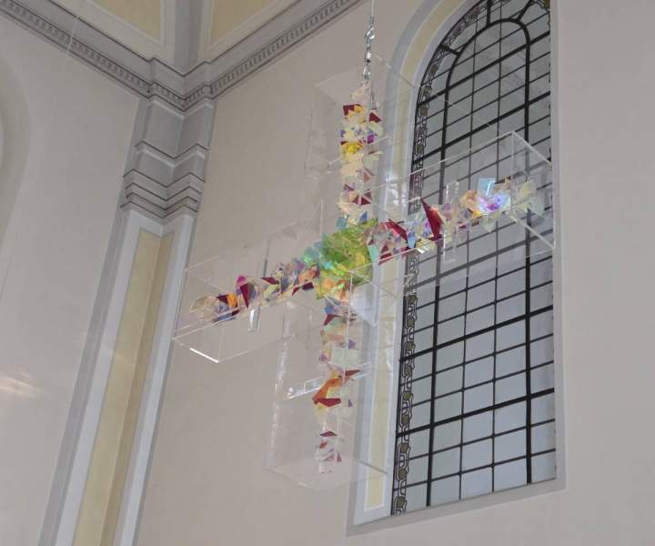 Splitter-Sternen-Kreuz Neues Kunstwerk in der Liebfrauenkirche
