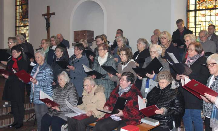 Begeisternder-Chorgesang-in-der-St-Helena--Kirche-Barlo