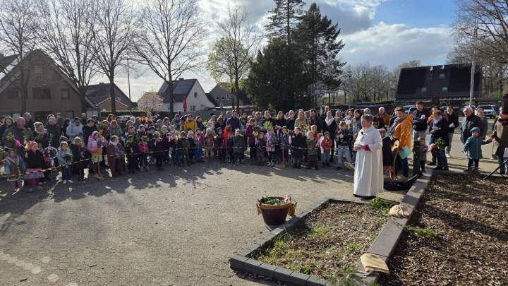 Palmweihe auf dem Spielplatz St. Helena