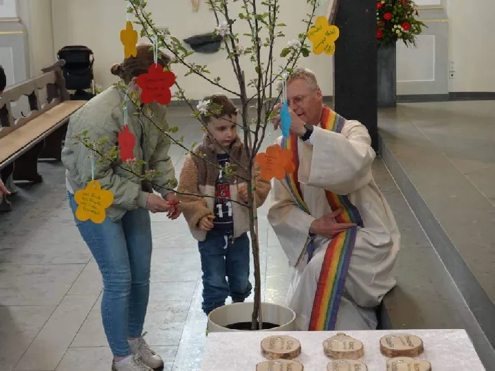 undbdquo-Wachsen-wie-ein-Baumundldquo-undndash-Segensfeier-fuer-die-getauften-Kinder-des-Jahres-2025