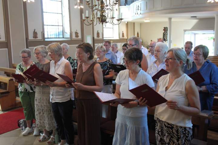 Kirchenchor St. Helena Barlo sang in St. Michael Suderwick