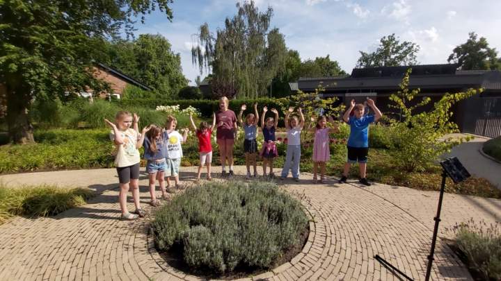 Kinderchor-Herz-Jesu-singt-im-Edith-Stein-Hospiz