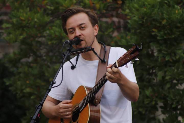Musik, Begegnung und Genuss: Kulturabend im Pfarrgarten mit Joscha