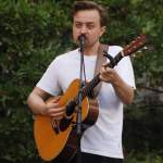 Musik, Begegnung und Genuss: Kulturabend im Pfarrgarten mit Joscha