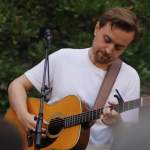 Musik, Begegnung und Genuss: Kulturabend im Pfarrgarten mit Joscha