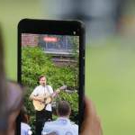 Musik, Begegnung und Genuss: Kulturabend im Pfarrgarten mit Joscha