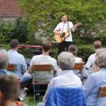 Musik, Begegnung und Genuss: Kulturabend im Pfarrgarten mit Joscha