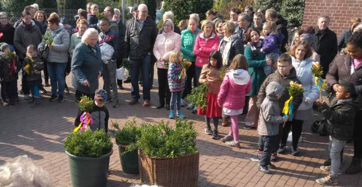 Palmweihe auf dem Kirchplatz St.-Paul-Kirche