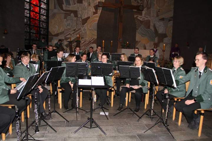 1. Advent: Gottesdienst mit den Raesfelder Burgmusikanten in St. Paul